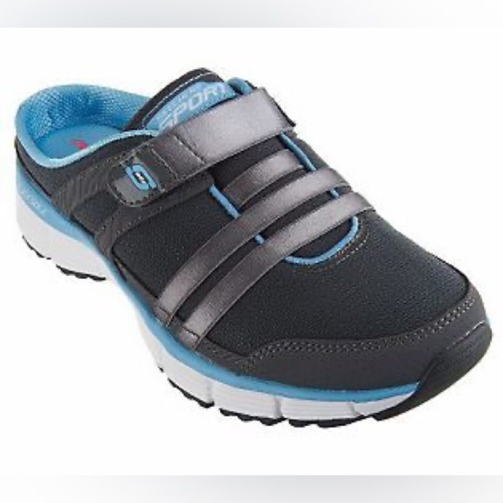 Skechers Relaxed Fit Memory Foam slip on sneakers - size 8